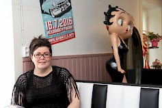 Sari Koivunen sanoo Betty Boo -peiliasetelman PikkuAmerikan kahvion sisustuksessa olevan yksi viesti talon tyylistä.