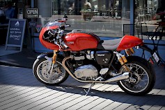 Triumph Thruxton 1200 R on legendaarinen cafe racer, jonka nykyaikaiset ajo-ominaisuudet tarjoavat nautinnollisen moottoripyörän. Kuva: Jussi Mustikkamaa