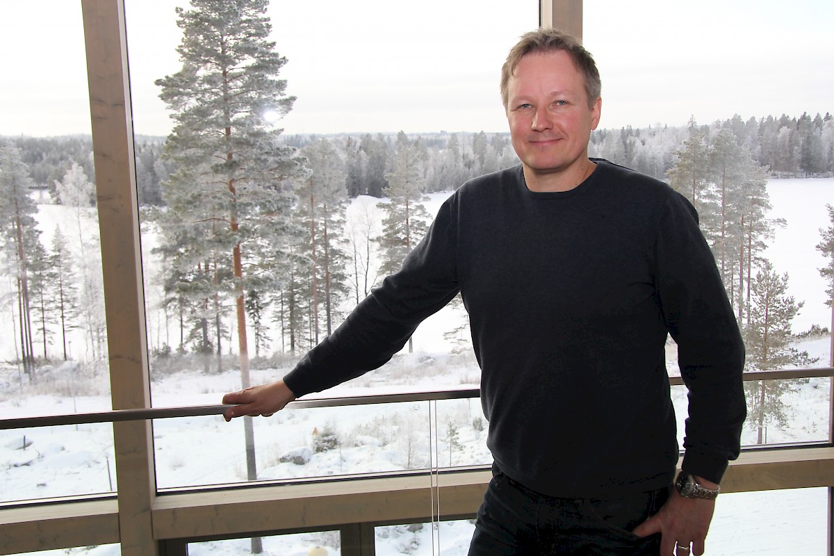 Kari Vainion takana olevista isoista ikkunoista avautuva maisema Hankavedelle on silmiä hivelevä talvella ja kesällä.