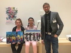 Palkitsemistilaisuuden päätteeksi kuvassa taiteilijat: Miisa Rinne ja Elina Mäkiranta sekä Juha Jokiaho.