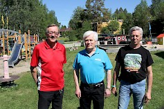 Vihreyttä pursuavan Haapamäen luonnon keskellä oleva lasten leikkipuisto on yksi markkinamiljöön menokohteista kiteyttävät Martti Vainio, Tuomo Kivinen ja Matti Kuusijärvi.