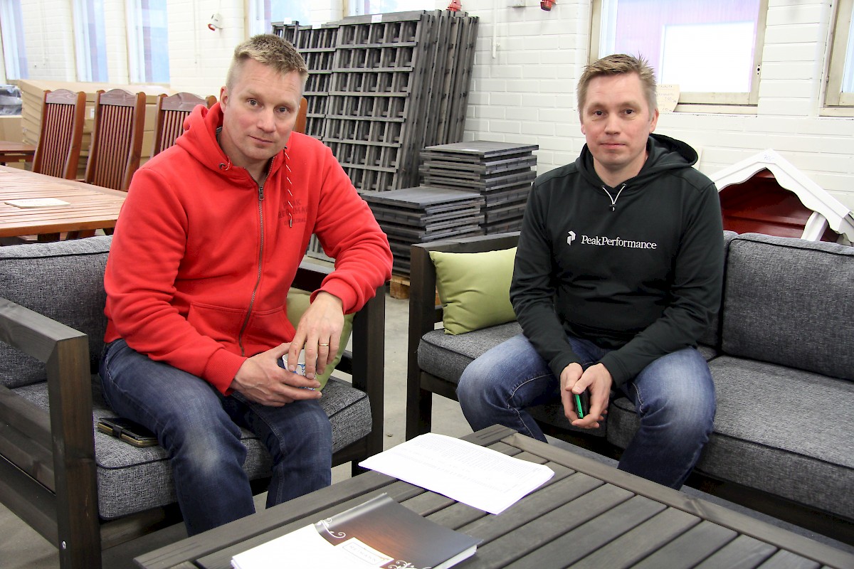 Jani ja Janne Järvinen Laituri -sarjan pehmustetun modulisohvan ja pöydän äärellä.