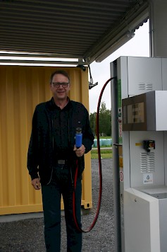Koulutusjohtaja Esko Lehtimäki myhäilee tyytyväisenä, sillä oppilaitoksen satsaus biopolttoaineen valmistamiseen ja tankkaukseen alkaa tuottaa hedelmää laajemmaltakin.