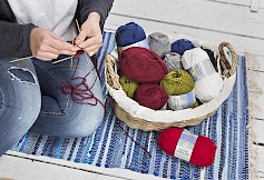Kyläkaupan käsityöpäivänä jaossa parhaat vinkit käsitöihin – voit esimerkiksi seurata, miten valmistuu villasukka Kyläkaupan omasta OnnenTähti-sukkalangasta.