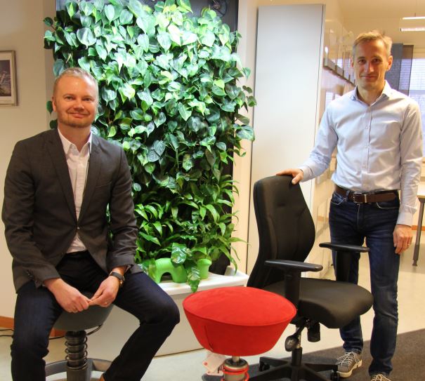 Petri Ijäs ja Heikki Tuomilehto esittelevät aktiivituoleja ja perinteisen mallin työtuolia.