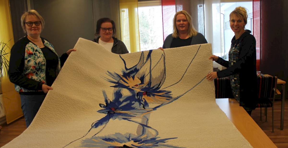 Suomi 100 –vuotta teema näkyy VM-Carpetilla. Sitä edustaa Jukka Rintalan suunnittelema villanukkamatto Anniversary Flower, joka sopii niin matoksi kuin seinäryijyksi.