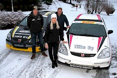 Jari-Matti, Sanna-Kaisa ja Jussi-Pekka Tiilikka ovat pitäneet Tiilikka Rally Teamin Hondat rallien tuloslistojen kärkipaikoilla. Jari-Matin kartturi Ossi Häkki oli kuvaushetkellä estynyt.