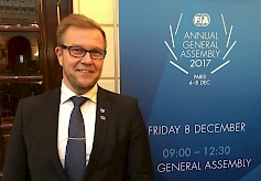 1)	FIA:n yleiskokous valitsi seinäjokelaisen Juhani Pakarin liiton autourheilutoiminnan hallitukseen seuraavaksi nelivuotiskaudeksi. (Kuva: AKK)