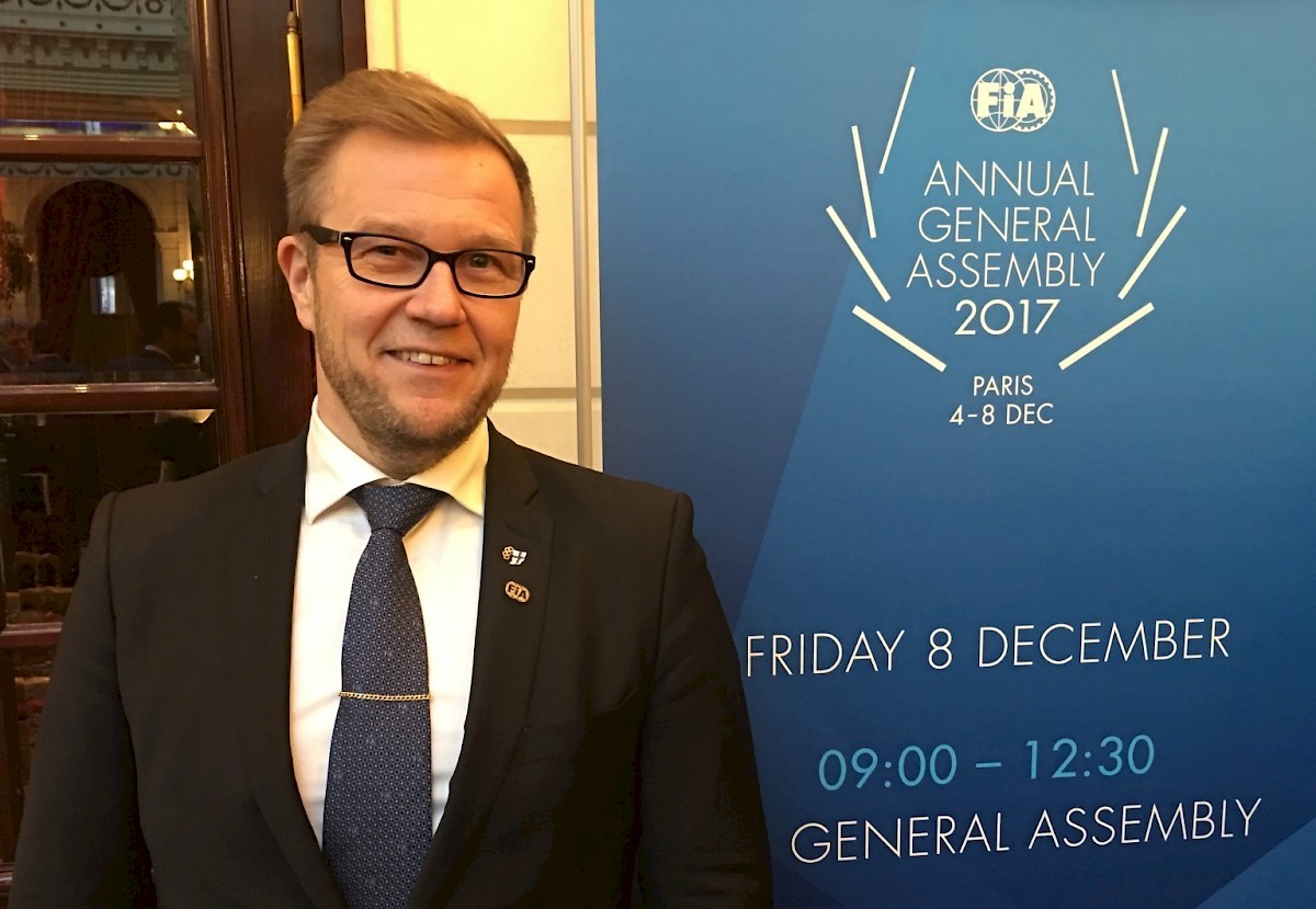 1) FIA:n yleiskokous valitsi seinäjokelaisen Juhani Pakarin liiton autourheilutoiminnan hallitukseen seuraavaksi nelivuotiskaudeksi. (Kuva: AKK)