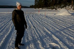 Hankaveden jään paksuus tammikuun 9. päivänä oli kilpailupaikan kohdalla 20 senttimetriä. Tammikuun loppupuolen pakkaset vahvistavat jäätä lumivapaalla kisa-alueella, Janne Muhonen kiteyttää.