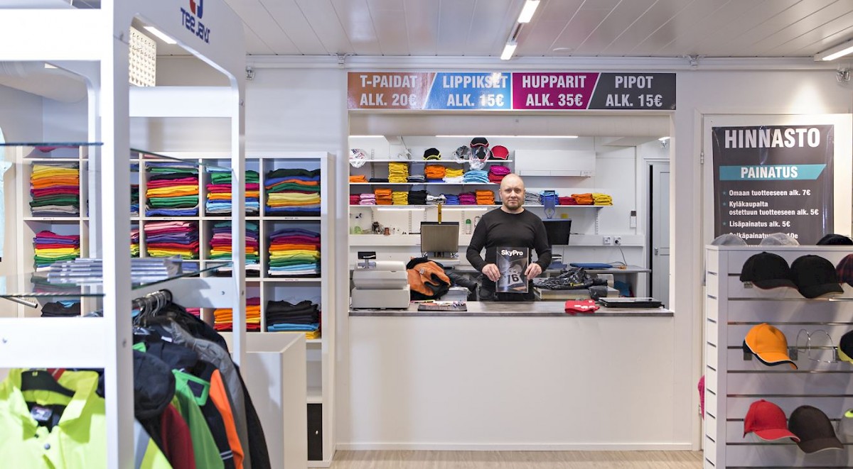 Tuurin Laatupaino palvelee Kyläkaupan Kauppakadulla uusissa toimitiloissa. Mika Vainion liike on erikoistunut tekstiilien myymiseen sekä niiden painamiseen ja brodeeraamiseen.