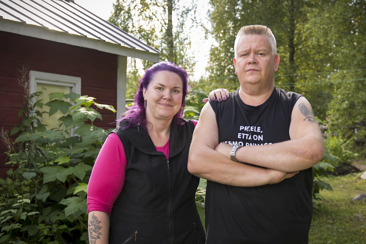 Heli ja Aki Palsanmäki pitävät huolen, että tavara vaihtaa omistajaa lauantaina Huhtamäenpuistossa.