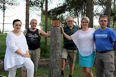 Kalajärvi Soi -tapahtuman vastuujärjestäjiin lukeutuvat Elina Jouppila, Pertti Suokko, Pentti Salo, Leena Puro ja Ossi Puro caravan -alueen kohtaamispaalulla, jonka tienoilla oli vielä edellisviikolla tilaa valokuvausta varten.