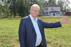 Tähän Kortesmäentien ja Koulutien kulmatontille rakennetaan Kuortaneen uusi alakoulu, Pentti Turunen osoittaa.