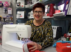 Sari Perälän yrityksessä on kattava valikoima ompelukoneita sekä erilaisia käsityötarvikkeita.
