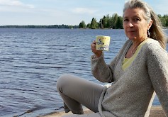 Tove Slotte nauttimassa kahvia itse suunnitelemasta mukistaan. Kuva Markku Toikkanen.