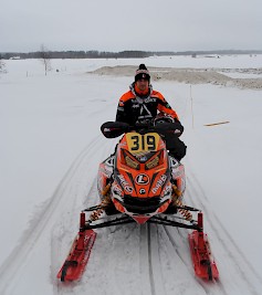 Ville Lähteenmaa rakensi apukäsien kanssa oman snowcross- harjoitteluradan kotikulmille.
