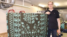 Seinäjoen Pika-Pesussa pestään myös vanhoja tekstiilejä. Juha Seppälä ja vuonna 1895 tehty täkänä.