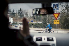 Kärkikolmion suunnasta tulevan on risteyksessä väistettävä myös pyörätien jatkeella kulkevia. Kuva Nina Mönkkönen/Liikenneturva.