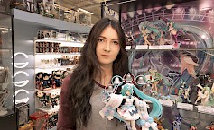 Kyläkauppa tarjoaa asiakkaille myös harvinaisuuksia, joita ei välttämättä muualta Suomesta saa. Yksi erikoisuuksista on kuvan Hatsune Miku Magical Mirai 2020.