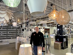1.	Juha Lounatvuori esittelee myymälän tiloja ja valikoimia, joista esimerkiksi nykyaikaiset valaistustarvikkeet löytyvät niin sisä- kuin ulkokäyttöön.