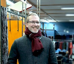 Janne Siltala Vaatetusliike Siltalan perheyrityksestä esittelee miesten villakangastakkia. Myös kaulahuivit, pipot ja hanskat löytyvät laajasta Siltalan valikoimasta asuun sopivasti.