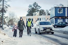 Tienkäyttäjäryhmittäin tarkasteltuna turvallisuus parantui erityisesti henkilöautossa matkustavien kohdalla. Kuva: Nina Mönkkönen / Liikenneturva.