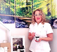 Kosmetologi Marjo Lagerstedt kertoo, että Unna Nordicin tuotteiden ja hoitojen tuoksumaailman ydin on raikkaan metsäinen.