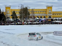 Rallin SM-sarjan talvikauden päätösosakilpailu ajettiin viime viikonloppuna Tuurissa. Kyläkaupalla ajettu yleisö-EK keräsi sankan joukon yleisöä.