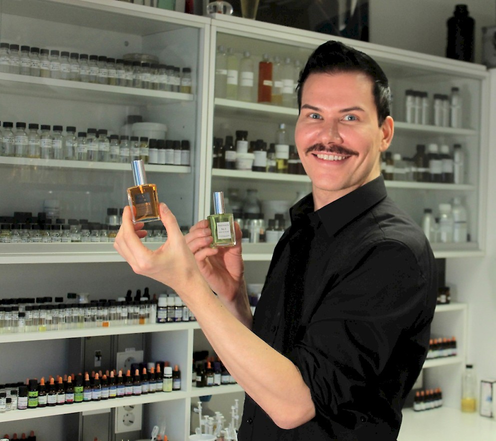 Parfymööri Max Perttula esittelee ja myy tuoksujaan Kyläkaupan kosmetiikkaosastolla 25.6. klo 12-18.