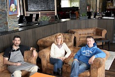 Jasminko Konjic, Murveta Catovic ja Sanjin Tanovic ovat valmiita avaamaan Hotelli-Ravintola Alavus 66:n ovet runsaan kolmen kuukauden kunnostuksen jälkeen.