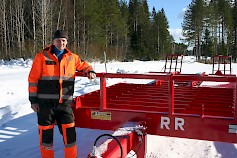 Reijo Ranta vie aina yhden projektin kerralla loppuun. Kuvassa on tähänastisista isoin kärry, joka on joka on tilattu n. 17 tonnin kaivinkoneen kuljetukseen. Pienillä sivuesteiden siirroilla ja/tai pankoilla se sopii myös mm. paalien, sahatavaran ja perunalaatikoiden kuljetukseen.