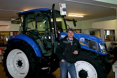 Jukka Vanhahonko myy jatkossa omiin nimiin mm. New Holland, Kverneland ja Joskin -tuoteperheitä sekä vaihtokalustoa HATin tiloissa Honkajoella ja päivystää sivuilla ilmoittaminaan päivinä myös Porissa.