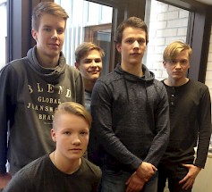 Panula Opiston jazzbändi esiintyy kriuhnaasuviikolla kahteen otteeseen. Bändissä soittavat jo opiskelussa perustutkinnon kolmosasteen suorittaneet Tiitus Uusitalo (edessä), Ville Viitala (takavas), Tuomo Palomäki, Lassi Palomäki ja Samppa Raittila.