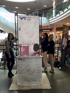 GlamLips NY:n yrittäjät Sara Sipola, Hanna Latvala ja Eevi Ranne.