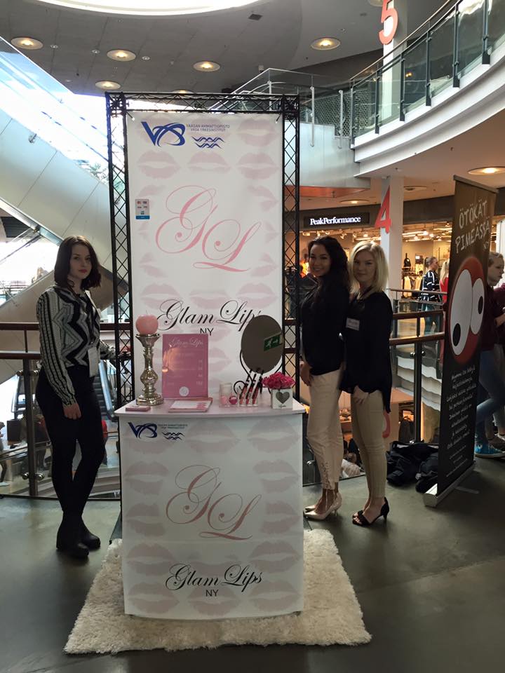 GlamLips NY:n yrittäjät Sara Sipola, Hanna Latvala ja Eevi Ranne.