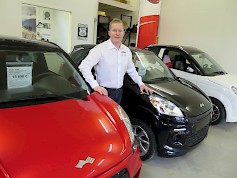 Jaakko Leikkainen kahden Ligier -mopoauton välissä. Taempana Microcar -auto.