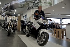 Hannu Kuusela on tehnyt pitkän uran Jokiniemen moottoripyörämyyjänä, nyt jälleen BMW:n parissa. Kuva: Jussi Mustikkamaa