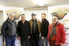 Joupiska Soi ja homma pyörii viiden miehen ruletilla. Vasemmalta Martti Kivisaari, Osmo Oja-Kaukola, Jukka Niemi, Timo Ristimäki ja Aatos Ylimäki.