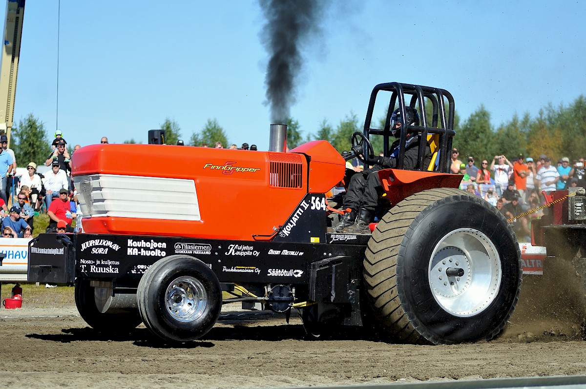 Myös viime vuoden SM-pronssimitalisti, Kahtun Jukka Laitamäki kävi testaamassa toimisijahommien ohessa vihkiäiskisassa Goljatti kakkostaan, jonka voimanpesä on New Holland 8,3 ja sen kyljessä kaiken maailman vermeet päälle.