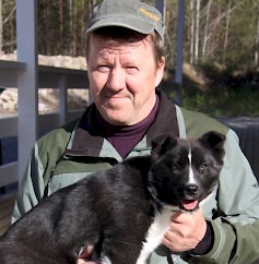 Pertti Julku odottaa kolmen kuukauden ikäisestä karjalankarhukoira Ahoketun Mustapippurista hyvää hirvikoiraa. Pennun emä on Pertin ensimmäinen hirvikoira.