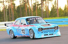 Jari Matalamäen kuskaama Roadsport A -luokan Escort Mk1 pääsee tositoimiin Historic Race -ratakauden avauksessa Kemoralla nyt viikonloppuna.