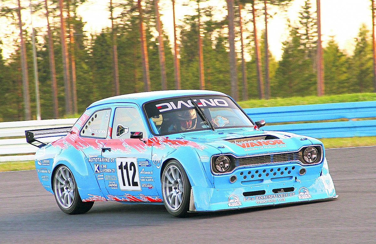 Jari Matalamäen kuskaama Roadsport A -luokan Escort Mk1 pääsee tositoimiin Historic Race -ratakauden avauksessa Kemoralla nyt viikonloppuna.