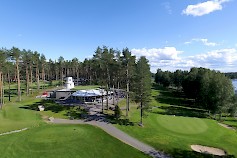 Lappajärven golfkenttä klubeineen sijaitsee luonnonkauniissa ympäristössä.