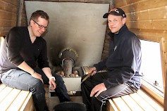 Sitikan saunaosasto kuuluu sarjaan aidot puilla lämmitettävät saunat. Oikarisen ja Järven kokemuksesta löylyt ovat oikein hyvät, vaikka kuvan tilanteessa ei saunota oikeasti.