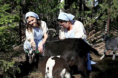 Vuohi ja kilit olivat kiinnostuneita Asta Kestinmäen ja Elina Viitasen välipalatarjoiluista.