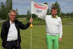 Pauli Lampinen ja Pasi Puttonen pitävät viikkogolfin lippua korkealla ja toivovat kierroksille runsaasti lajin harrastajia.