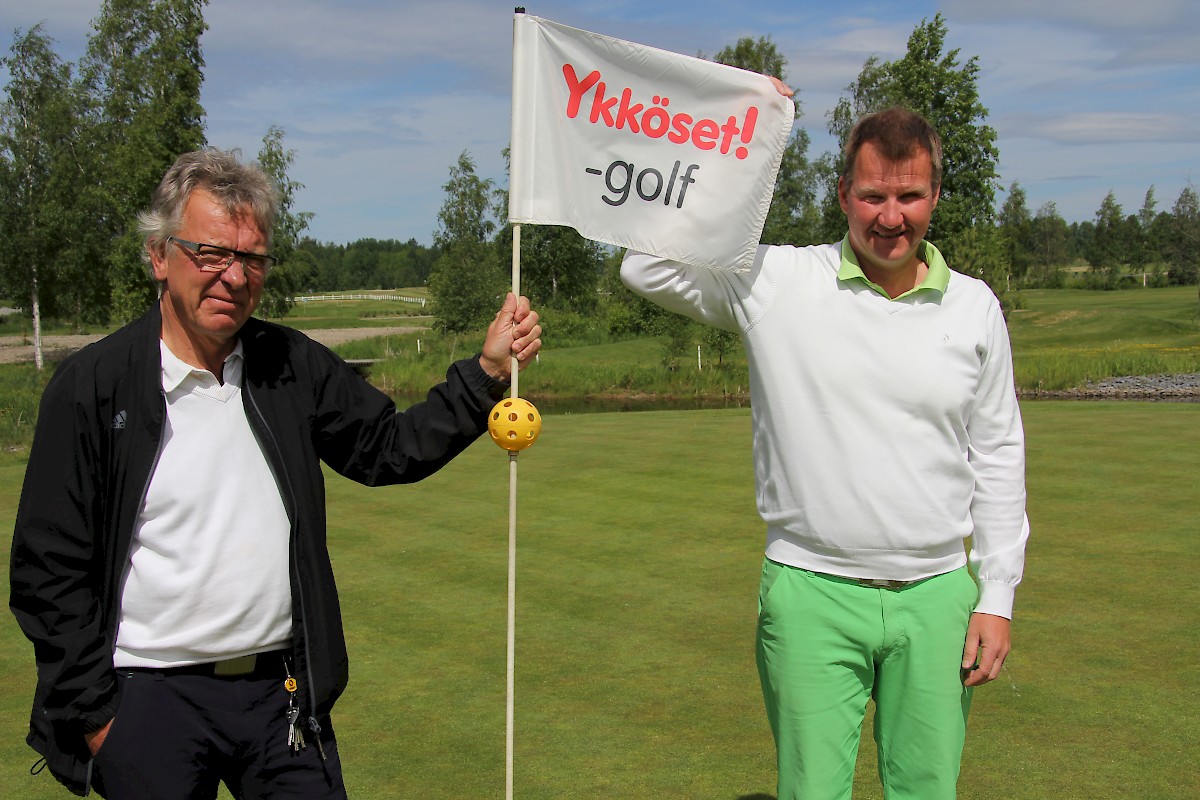 Pauli Lampinen ja Pasi Puttonen pitävät viikkogolfin lippua korkealla ja toivovat kierroksille runsaasti lajin harrastajia.