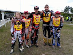 SeMK:n kilpailevat nuoret speedway juniorikuljettajat. Kuva: Heini Antila.