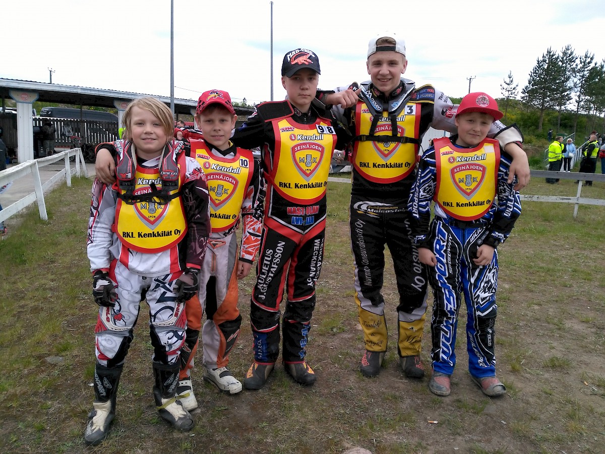 SeMK:n kilpailevat nuoret speedway juniorikuljettajat. Kuva: Heini Antila.